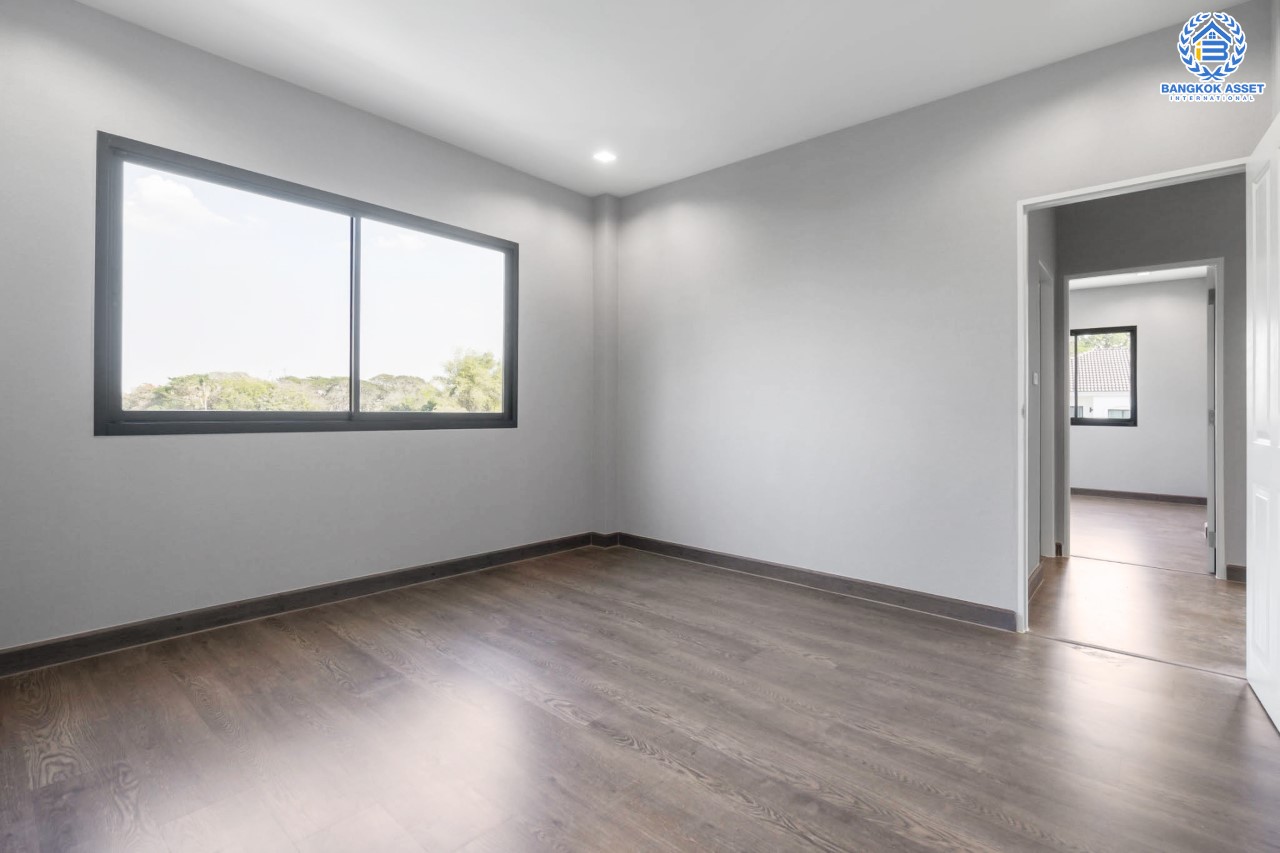 บ้านมือสองตกแต่งใหม่ แบรนด์ LH หลังมุม ดีไซน์สุดหรูหรา เนื้อที่ 121 ตร.ว. ม.ลดาวัลย์ ปิ่นเกล้า-บรมราชชนนี ฟังก์ชันจัดเต็ม 3 ห้องนอน 1 ห้องอเนกประสงค์ชั้นล่าง 3 ห้องน้ำ จอดรถได้ถึง 4 คัน บนพื้นที่ใช้สอยถึง 330 ตร.ม. ทำเลศักยภาพเชื่อมต่อหลายเส้นทาง ใกล้ ม.มหิดล และเซ็นทรัลศาลายา